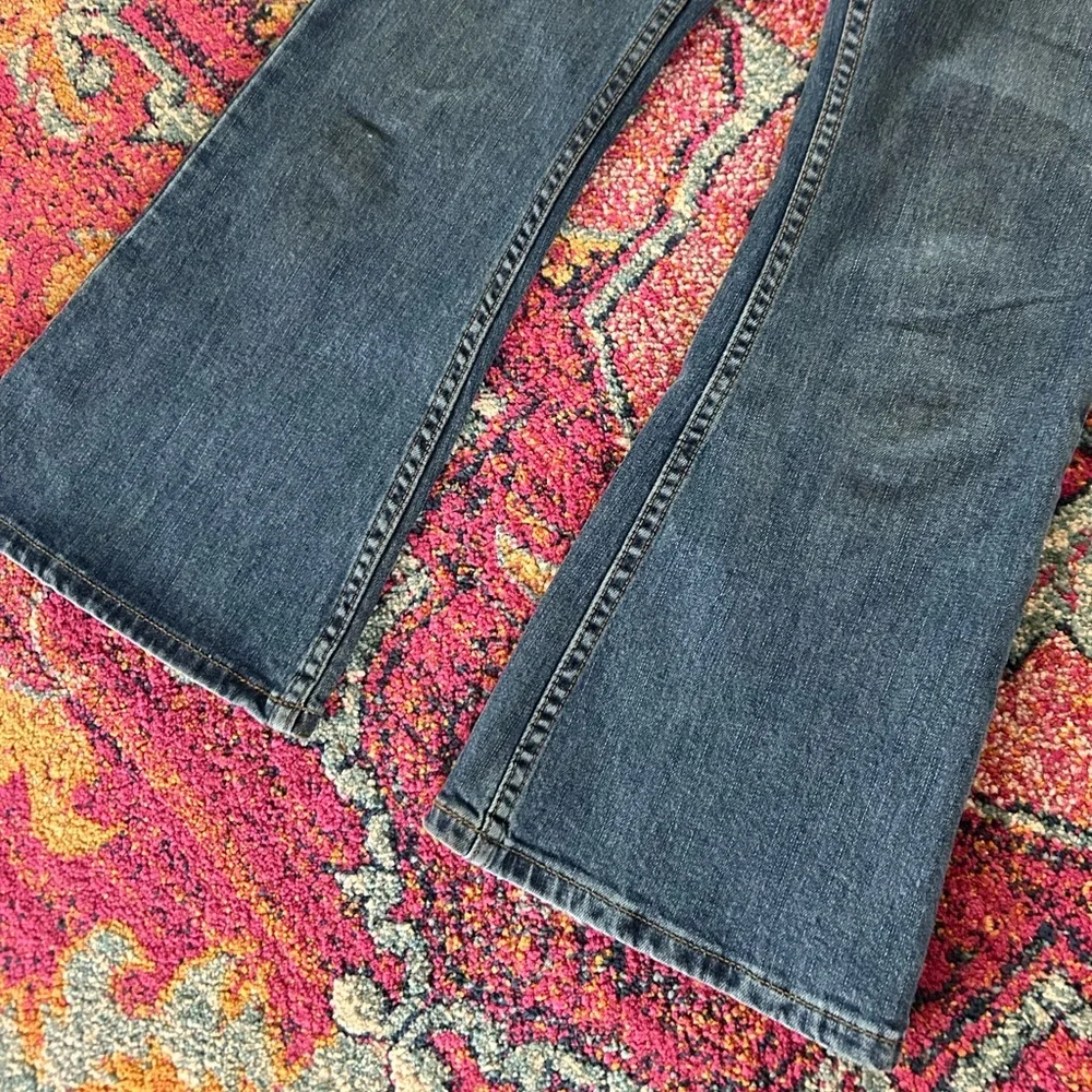 Free People | Women’s medium blue denim mild flare cropped jeans zip close Sz 27